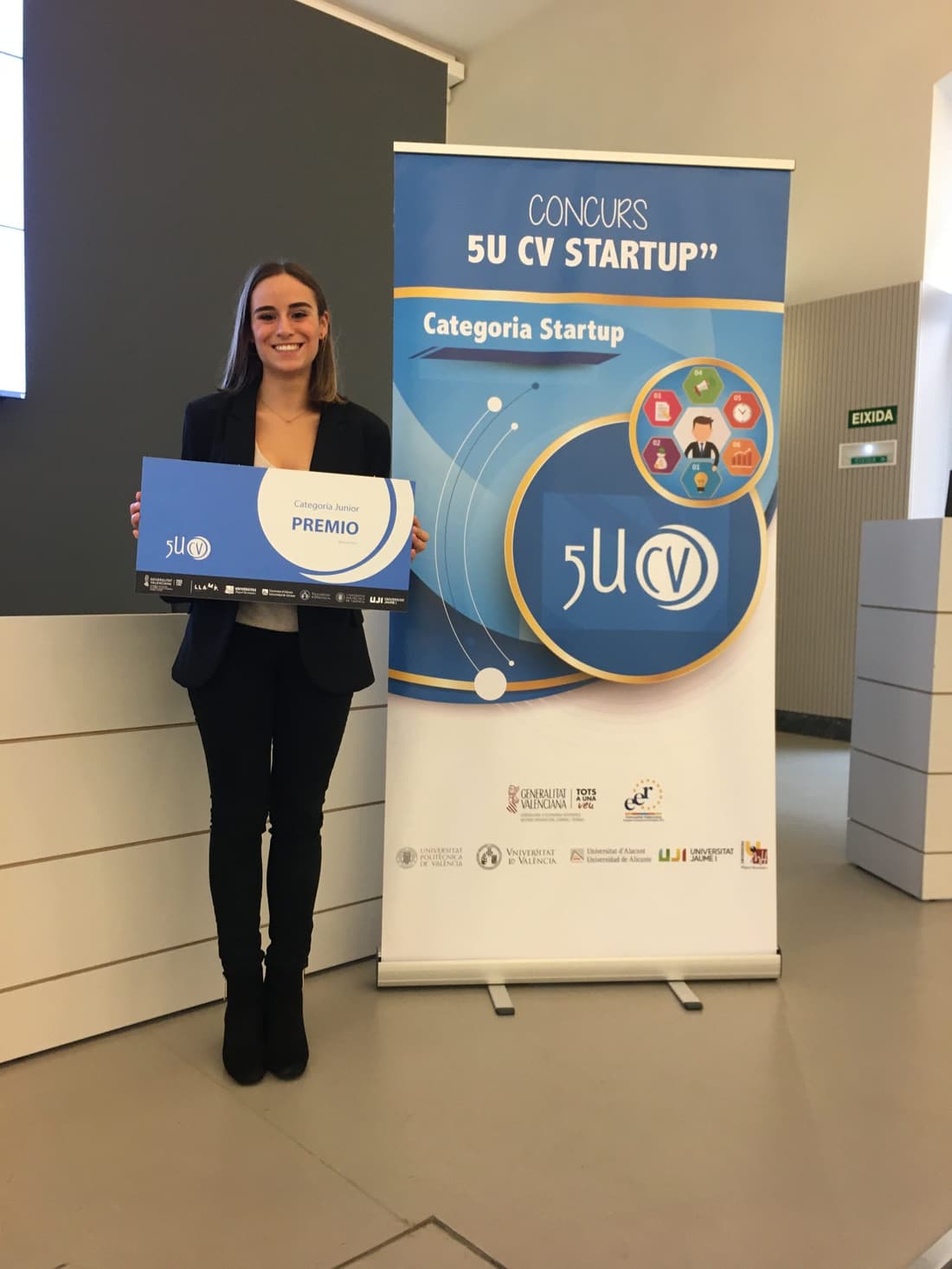 Claudia Cambra con el premio de la categoría Junior del concurso 5U CV Startup