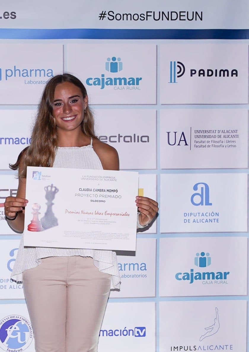 Claudia Cambra con el diploma de proyecto premiado en los Premios Nuevas Ideas Empresariales de Fundeun