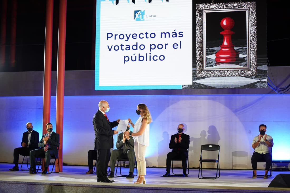 Entrega del reconocimiento al proyecto más votado por el público en los premios de Fundeun